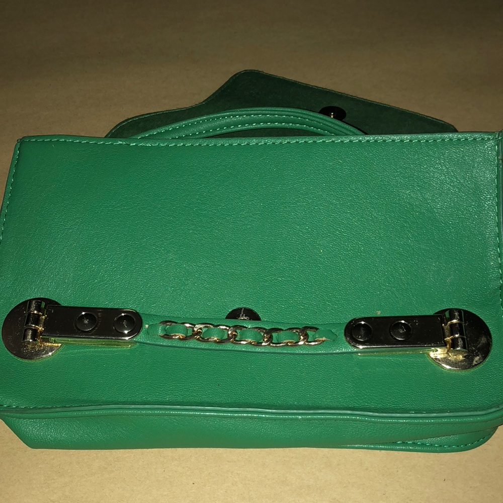 Removable strap clutch
